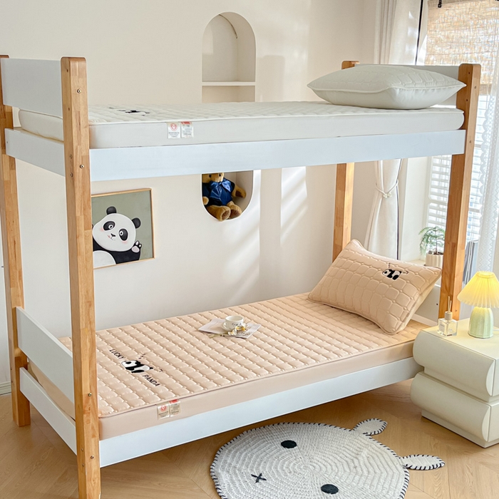 91家纺网 家纺一手货源 找家纺 鑫钰 2025新款A类大豆夹棉刺绣床笠系列-趴趴熊猫 趴趴熊猫-香槟驼