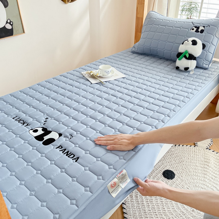 91家纺网 家纺一手货源 找家纺 鑫钰 2025新款A类大豆夹棉刺绣床笠系列-趴趴熊猫 趴趴熊猫-雾霾蓝