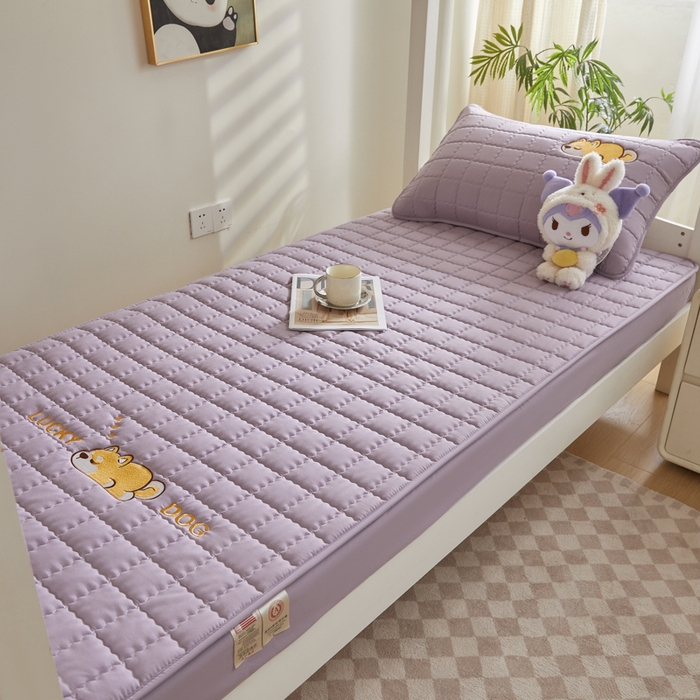 91家纺网 家纺一手货源 找家纺 鑫钰 2025新款学生开学季夹棉刺绣床笠床垫套-幸运狗系列 幸运狗-木槿紫