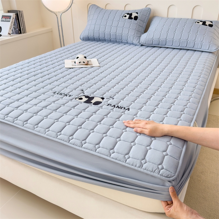 91家纺网 家纺一手货源 找家纺 2025新款A类大豆夹棉刺绣床笠系列-趴趴熊猫 趴趴熊猫-雾霾蓝