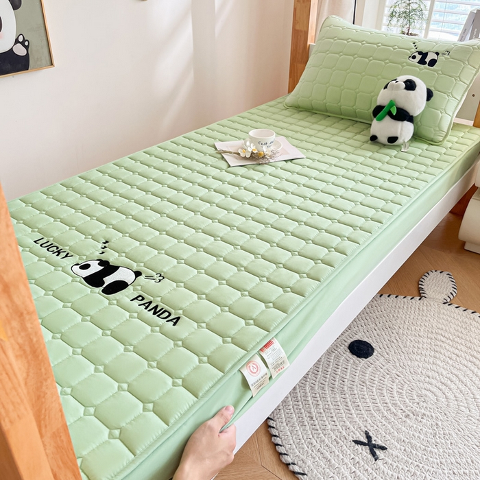 91家纺网 家纺一手货源 找家纺 鑫钰 2025新款A类大豆夹棉刺绣床笠系列-趴趴熊猫 趴趴熊猫-时尚绿