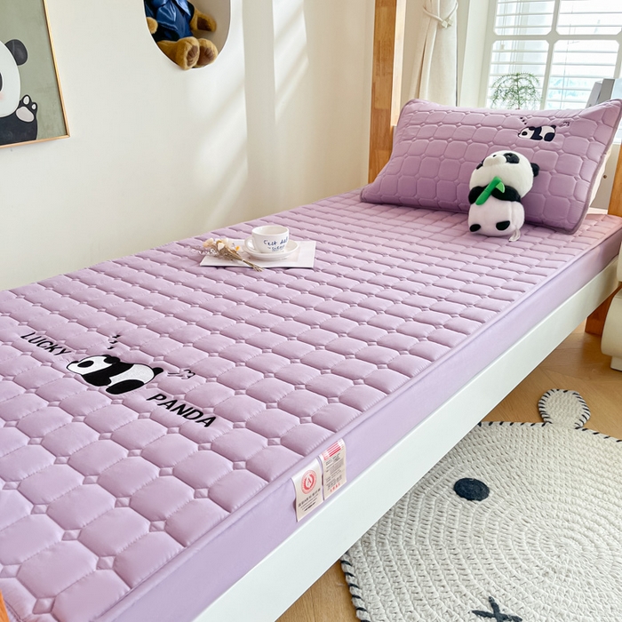 91家纺网 家纺一手货源 找家纺 鑫钰 2025新款A类大豆夹棉刺绣床笠系列-趴趴熊猫 趴趴熊猫-木槿紫