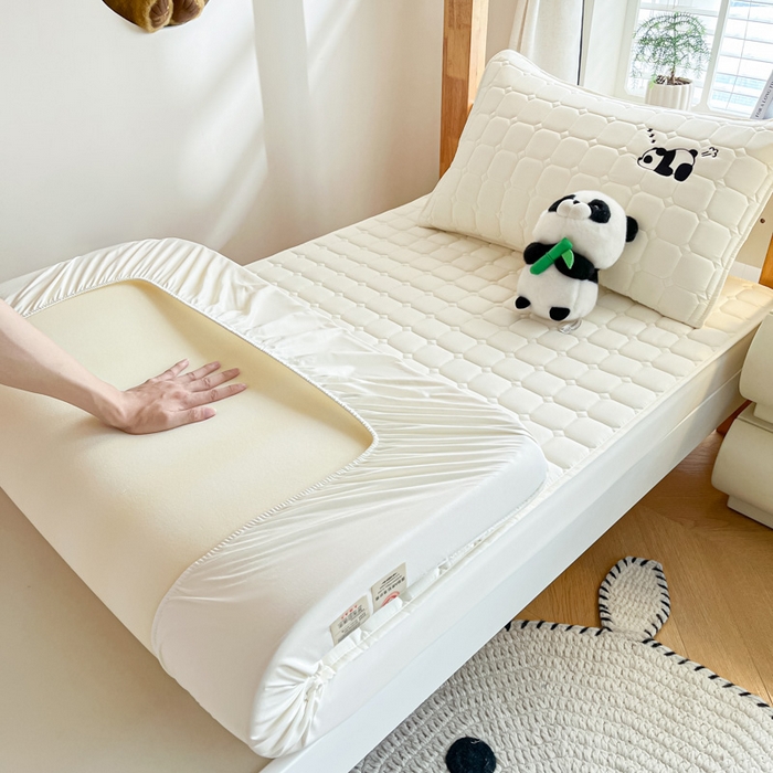 91家纺网 家纺一手货源 找家纺 鑫钰 2025新款A类大豆夹棉刺绣床笠系列-趴趴熊猫 趴趴熊猫-典雅白