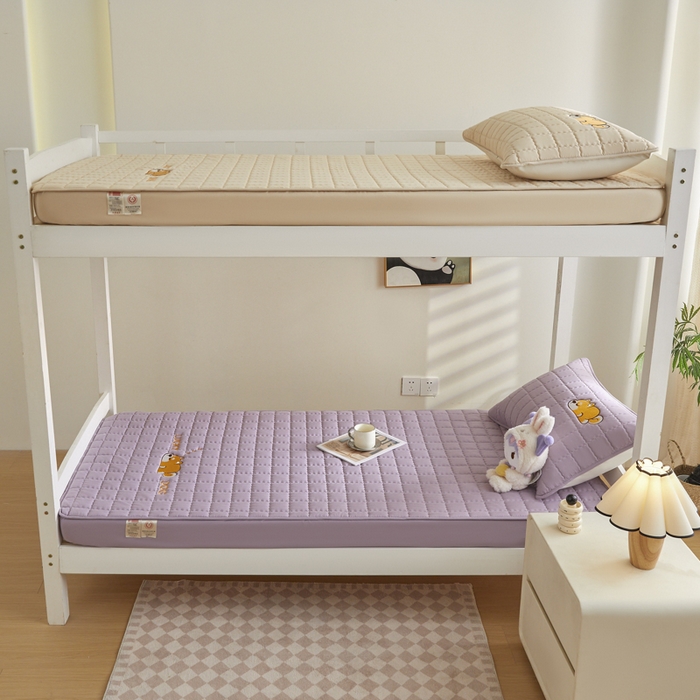 91家纺网 家纺一手货源 找家纺 鑫钰 2025新款学生开学季夹棉刺绣床笠床垫套-幸运狗系列 幸运狗-木槿紫