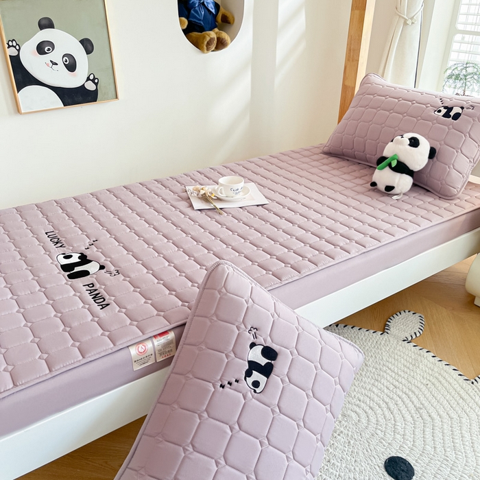 91家纺网 家纺一手货源 找家纺 鑫钰 2025新款A类大豆夹棉刺绣床笠系列-趴趴熊猫 趴趴熊猫-烟紫