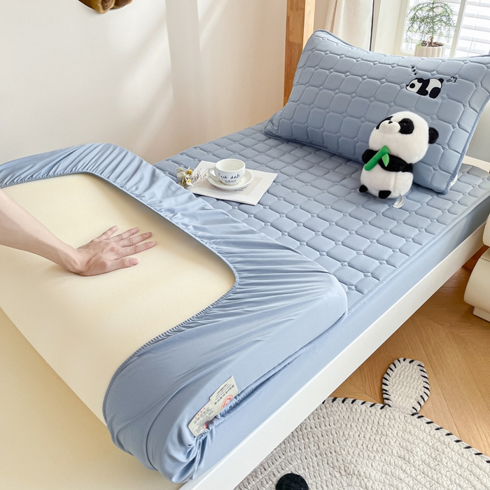 91家纺网 家纺一手货源 找家纺 鑫钰 2025新款A类大豆夹棉刺绣床笠系列-趴趴熊猫 趴趴熊猫-雾霾蓝