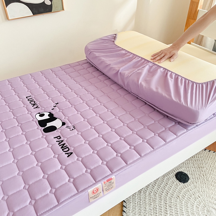 91家纺网 家纺一手货源 找家纺 鑫钰 2025新款A类大豆夹棉刺绣床笠系列-趴趴熊猫 趴趴熊猫-木槿紫