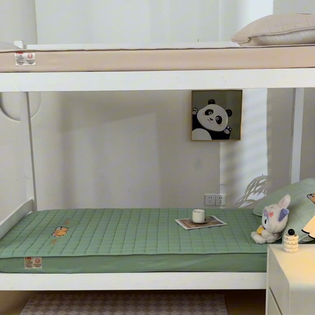 91家纺网 家纺一手货源 找家纺 鑫钰 2025新款学生开学季夹棉刺绣床笠床垫套-幸运狗系列 幸运狗-时尚绿