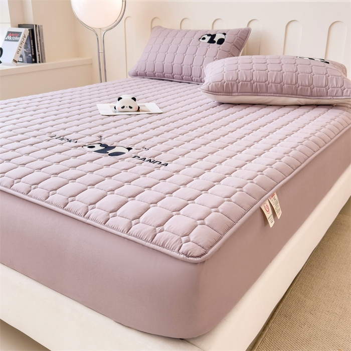 91家纺网 家纺一手货源 找家纺 2025新款A类大豆夹棉刺绣床笠系列-趴趴熊猫 趴趴熊猫-烟紫