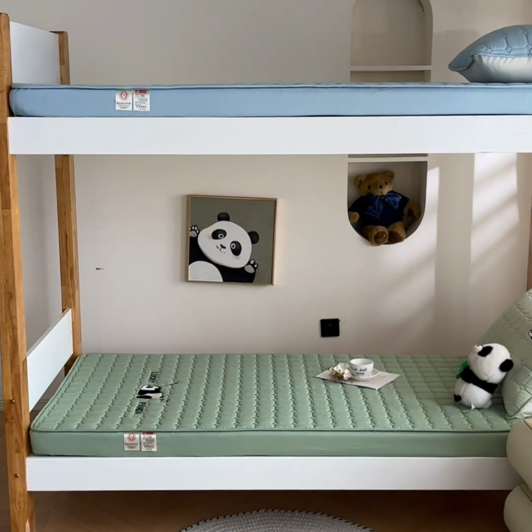 91家纺网 家纺一手货源 找家纺 鑫钰 2025新款A类大豆夹棉刺绣床笠系列-趴趴熊猫 趴趴熊猫-时尚绿