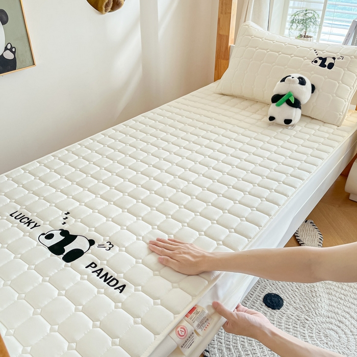 91家纺网 家纺一手货源 找家纺 鑫钰 2025新款A类大豆夹棉刺绣床笠系列-趴趴熊猫 趴趴熊猫-典雅白