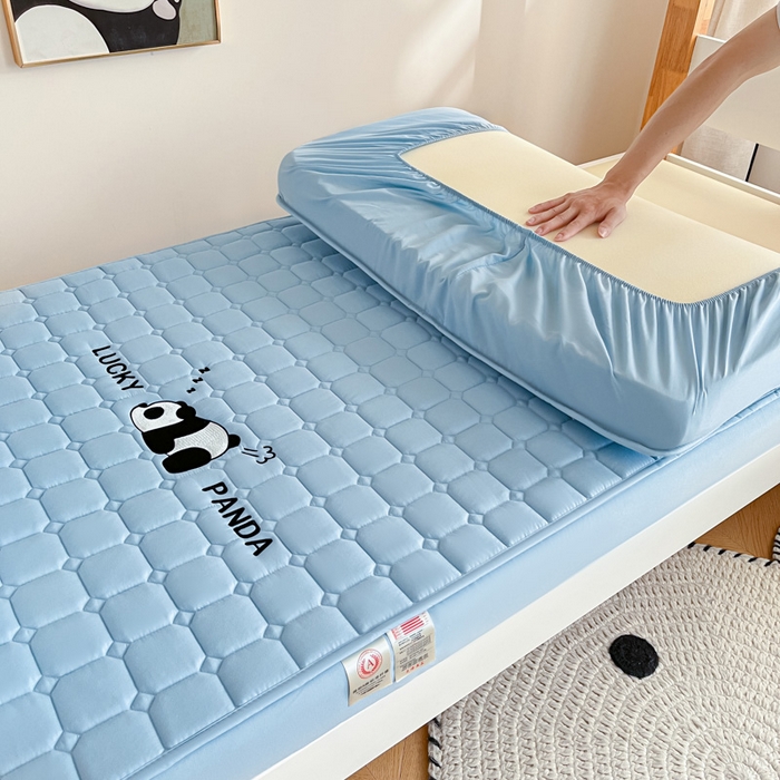 91家纺网 家纺一手货源 找家纺 鑫钰 2025新款A类大豆夹棉刺绣床笠系列-趴趴熊猫 趴趴熊猫-湖水蓝