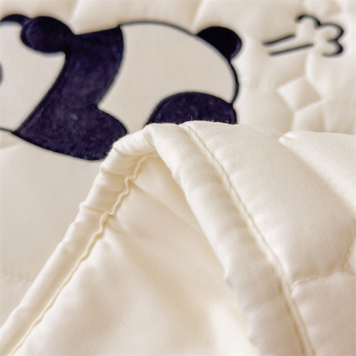 91家纺网 家纺一手货源 找家纺 2025新款A类大豆夹棉刺绣床笠系列-趴趴熊猫 趴趴熊猫-典雅白