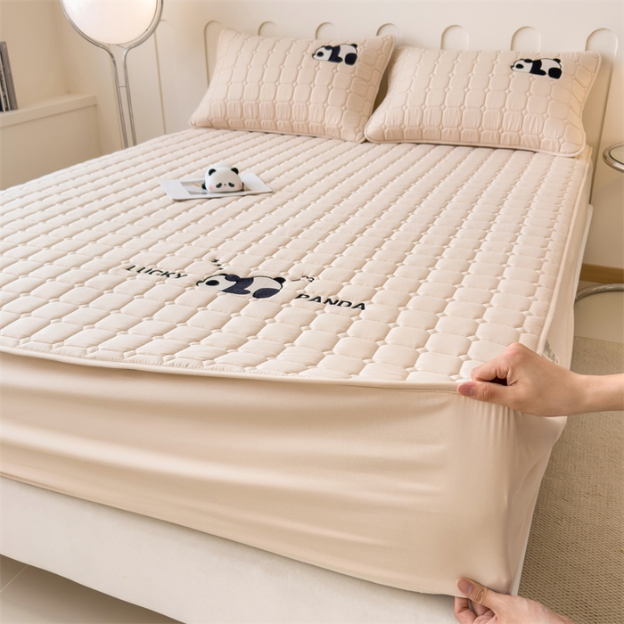 91家纺网 家纺一手货源 找家纺 2025新款A类大豆夹棉刺绣床笠系列-趴趴熊猫 趴趴熊猫-香槟驼