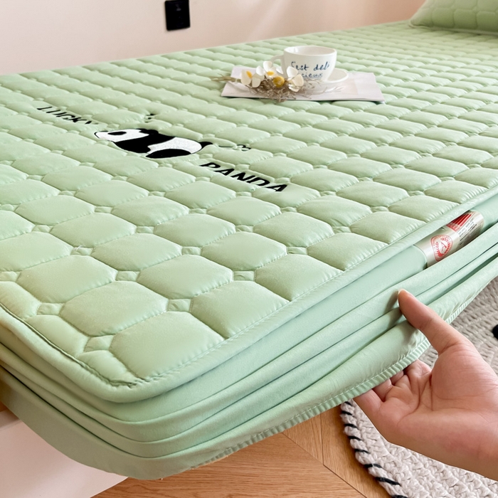 91家纺网 家纺一手货源 找家纺 鑫钰 2025新款A类大豆夹棉刺绣床笠系列-趴趴熊猫 趴趴熊猫-时尚绿