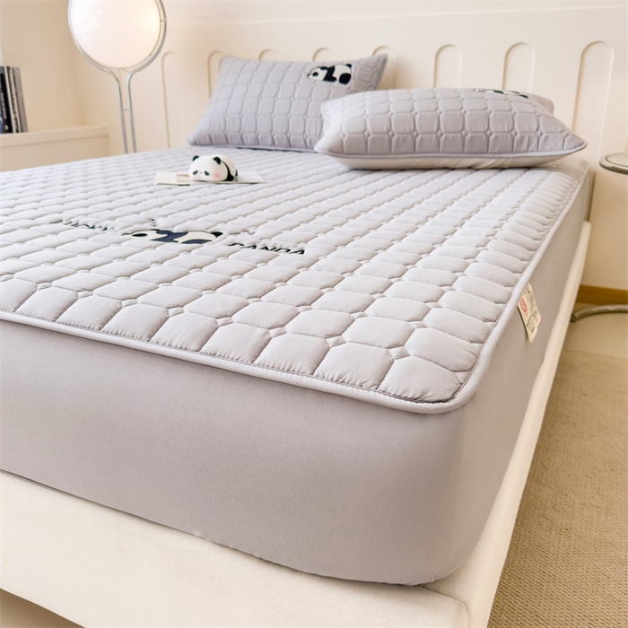 91家纺网 家纺一手货源 找家纺 2025新款A类大豆夹棉刺绣床笠系列-趴趴熊猫 趴趴熊猫-高级灰