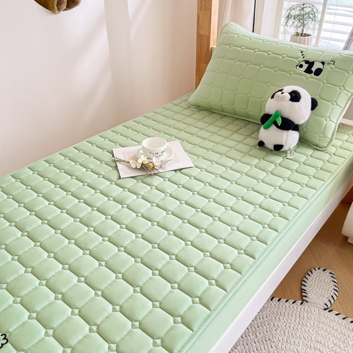 91家纺网 家纺一手货源 找家纺 鑫钰 2025新款A类大豆夹棉刺绣床笠系列-趴趴熊猫 趴趴熊猫-时尚绿