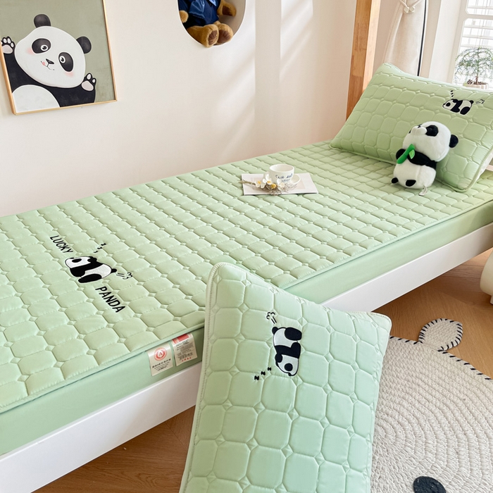 91家纺网 家纺一手货源 找家纺 鑫钰 2025新款A类大豆夹棉刺绣床笠系列-趴趴熊猫 趴趴熊猫-时尚绿