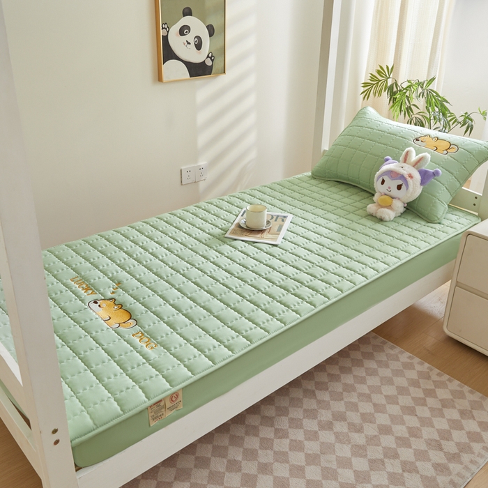 91家纺网 家纺一手货源 找家纺 鑫钰 2025新款学生开学季夹棉刺绣床笠床垫套-幸运狗系列 幸运狗-时尚绿