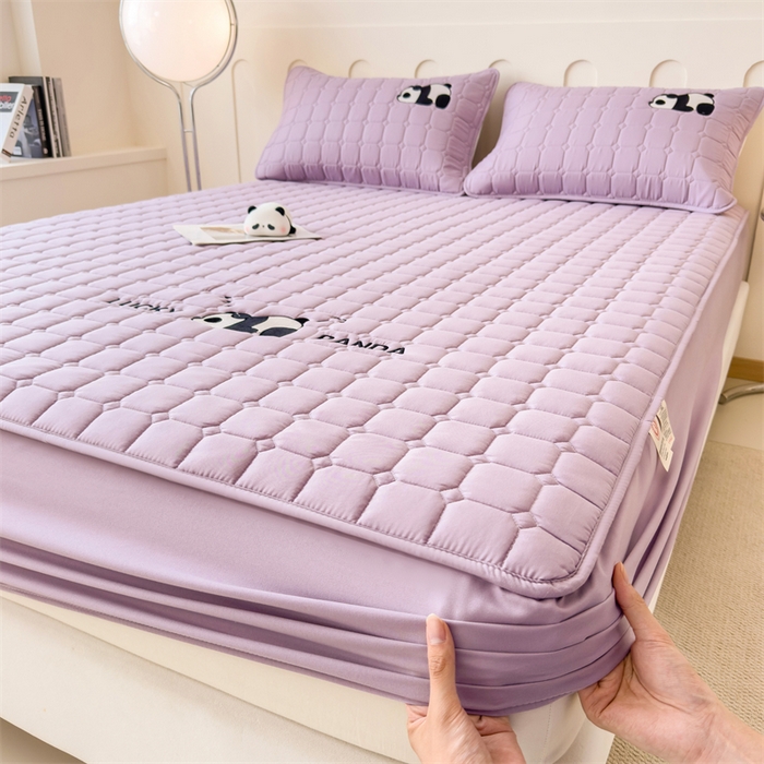 91家纺网 家纺一手货源 找家纺 2025新款A类大豆夹棉刺绣床笠系列-趴趴熊猫 趴趴熊猫-木槿紫