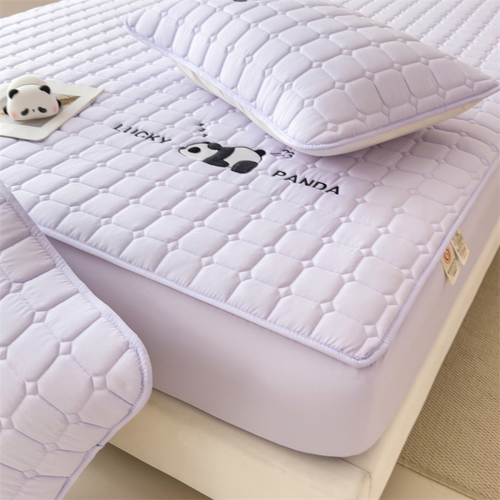 91家纺网 家纺一手货源 找家纺 2025新款A类大豆夹棉刺绣床笠系列-趴趴熊猫 趴趴熊猫-天空紫