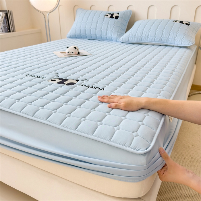 91家纺网 家纺一手货源 找家纺 2025新款A类大豆夹棉刺绣床笠系列-趴趴熊猫 趴趴熊猫-湖水蓝