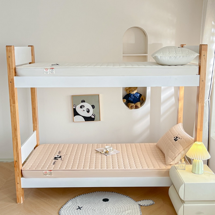 91家纺网 家纺一手货源 找家纺 鑫钰 2025新款A类大豆夹棉刺绣床笠系列-趴趴熊猫 趴趴熊猫-香槟驼