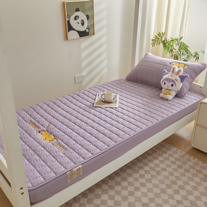 91家纺网 家纺一手货源 找家纺 鑫钰 2025新款学生开学季夹棉刺绣床笠床垫套-幸运狗系列 幸运狗-木槿紫