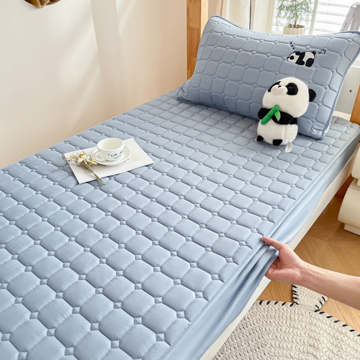 91家纺网 家纺一手货源 找家纺 鑫钰 2025新款A类大豆夹棉刺绣床笠系列-趴趴熊猫 趴趴熊猫-雾霾蓝