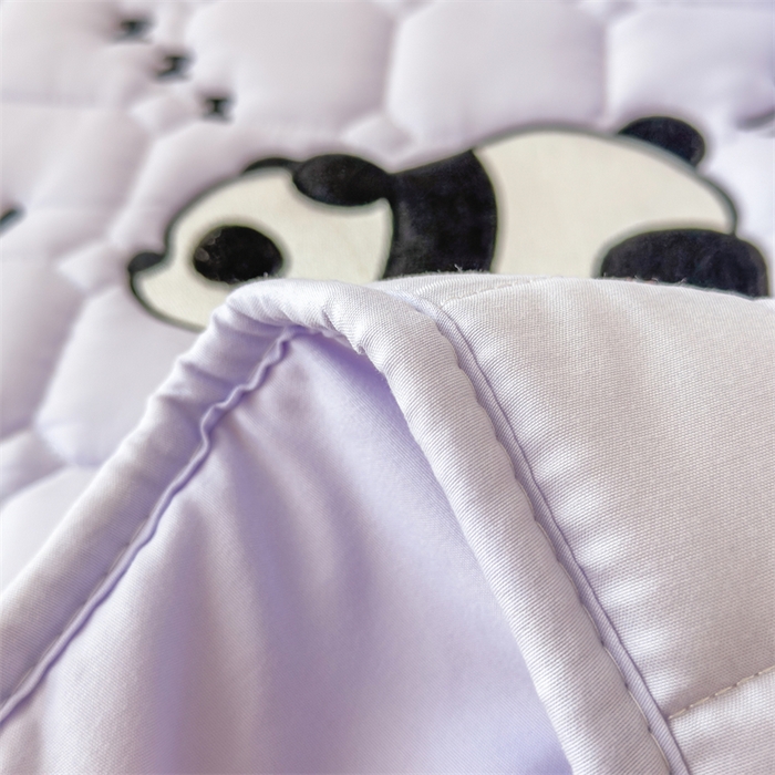 91家纺网 家纺一手货源 找家纺 2025新款A类大豆夹棉刺绣床笠系列-趴趴熊猫 趴趴熊猫-天空紫