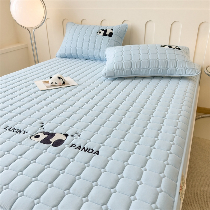 91家纺网 家纺一手货源 找家纺 2025新款A类大豆夹棉刺绣床笠系列-趴趴熊猫 趴趴熊猫-湖水蓝