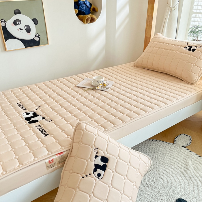 91家纺网 家纺一手货源 找家纺 鑫钰 2025新款A类大豆夹棉刺绣床笠系列-趴趴熊猫 趴趴熊猫-香槟驼