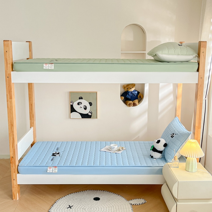 91家纺网 家纺一手货源 找家纺 鑫钰 2025新款A类大豆夹棉刺绣床笠系列-趴趴熊猫 趴趴熊猫-湖水蓝