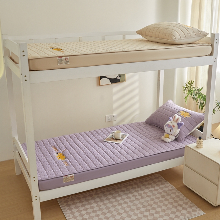 91家纺网 家纺一手货源 找家纺 鑫钰 2025新款学生开学季夹棉刺绣床笠床垫套-幸运狗系列 幸运狗-木槿紫