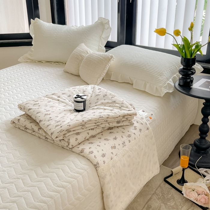 91家纺网 家纺一手货源 找家纺 莱豫家纺 2024新款法式复古针织花边夏被春秋被 春日情