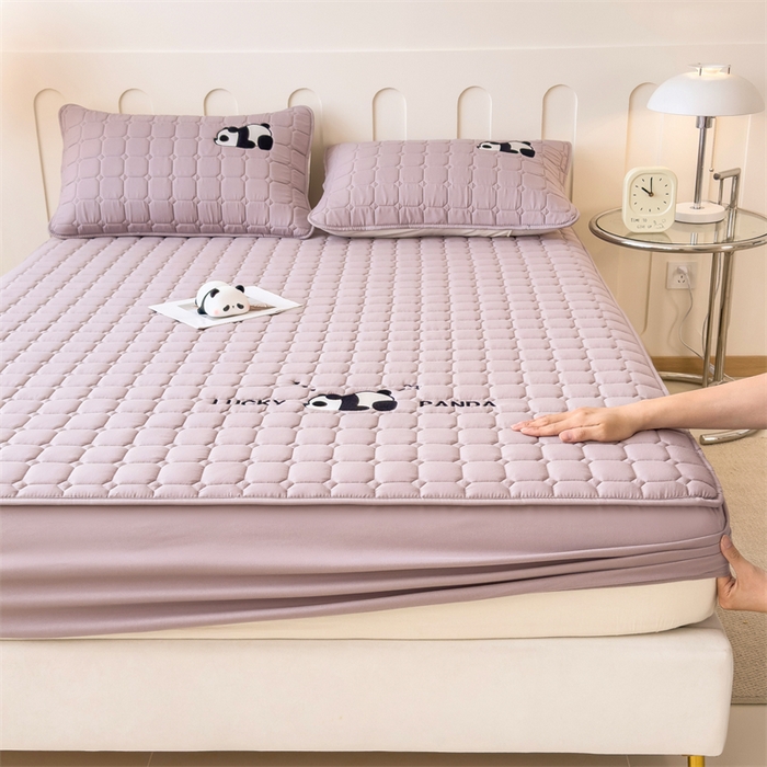 91家纺网 家纺一手货源 找家纺 2025新款A类大豆夹棉刺绣床笠系列-趴趴熊猫 趴趴熊猫-烟紫