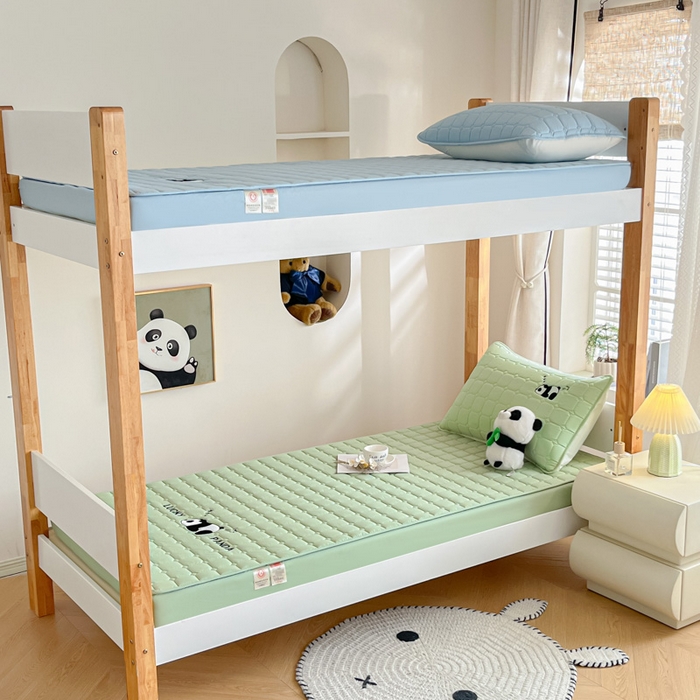 91家纺网 家纺一手货源 找家纺 鑫钰 2025新款A类大豆夹棉刺绣床笠系列-趴趴熊猫 趴趴熊猫-时尚绿