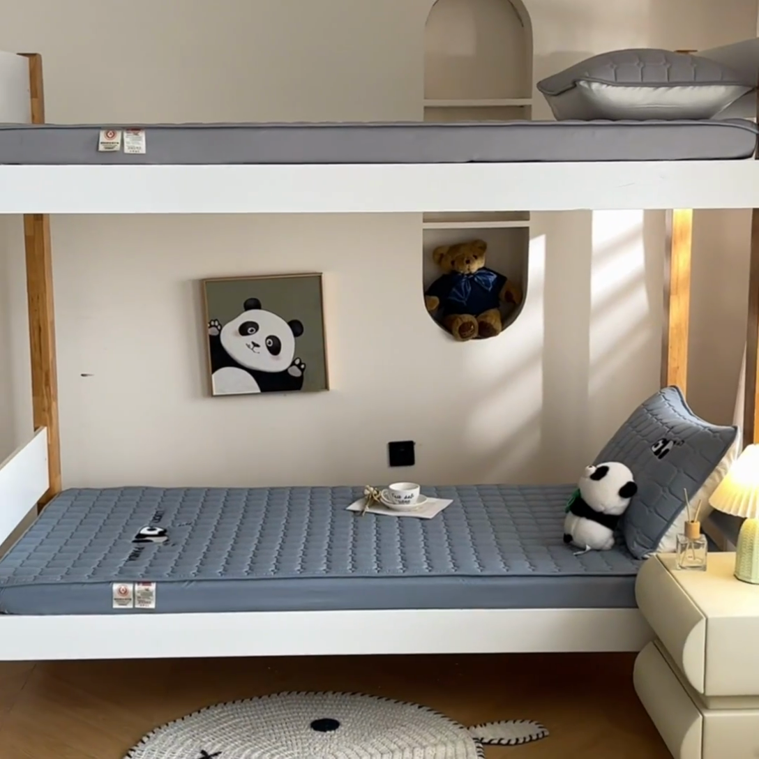 91家纺网 家纺一手货源 找家纺 鑫钰 2025新款A类大豆夹棉刺绣床笠系列-趴趴熊猫 趴趴熊猫-雾霾蓝