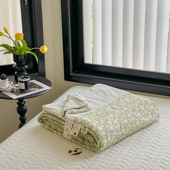 91家纺网 家纺一手货源 找家纺 莱豫家纺 2024新款法式复古针织花边夏被春秋被 清雅绿