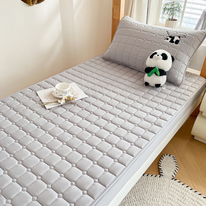 91家纺网 家纺一手货源 找家纺 鑫钰 2025新款A类大豆夹棉刺绣床笠系列-趴趴熊猫 趴趴熊猫-高级灰