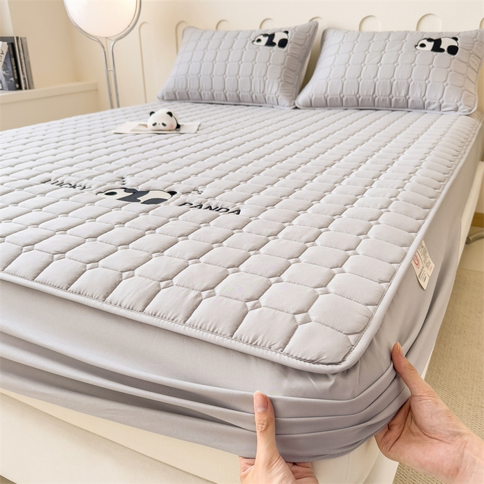 91家纺网 家纺一手货源 找家纺 2025新款A类大豆夹棉刺绣床笠系列-趴趴熊猫 趴趴熊猫-高级灰