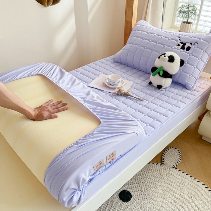 91家纺网 家纺一手货源 找家纺 鑫钰 2025新款A类大豆夹棉刺绣床笠系列-趴趴熊猫 趴趴熊猫-天空紫