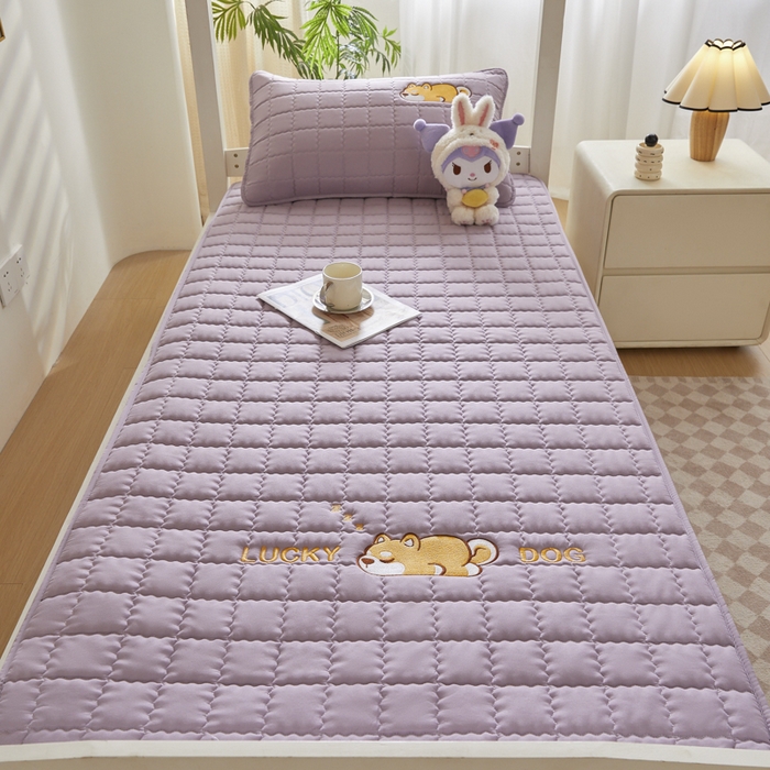 91家纺网 家纺一手货源 找家纺 鑫钰 2025新款学生开学季夹棉刺绣床笠床垫套-幸运狗系列 幸运狗-木槿紫