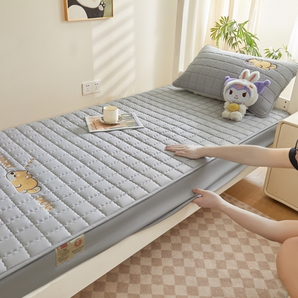 91家纺网 家纺一手货源 找家纺 （总）鑫钰 2025新款学生开学季夹棉刺绣床笠床垫套-幸运狗系列