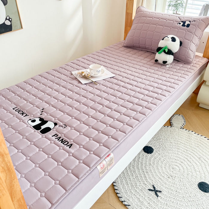 91家纺网 家纺一手货源 找家纺 鑫钰 2025新款A类大豆夹棉刺绣床笠系列-趴趴熊猫 趴趴熊猫-烟紫