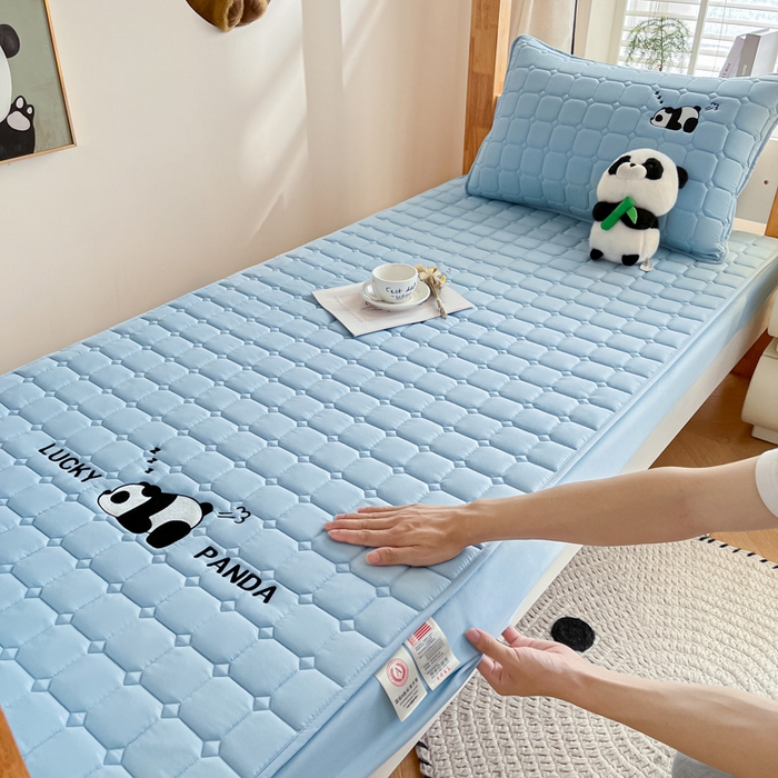 91家纺网 家纺一手货源 找家纺 鑫钰 2025新款A类大豆夹棉刺绣床笠系列-趴趴熊猫 趴趴熊猫-湖水蓝