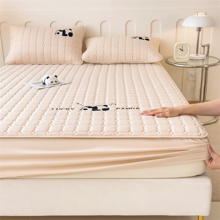 91家纺网 家纺一手货源 找家纺 2025新款A类大豆夹棉刺绣床笠系列-趴趴熊猫 趴趴熊猫-香槟驼