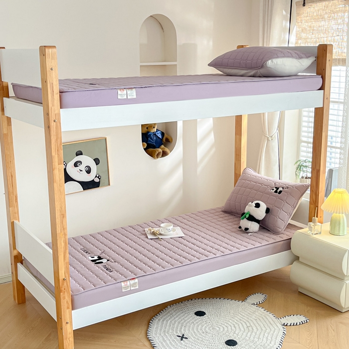 91家纺网 家纺一手货源 找家纺 鑫钰 2025新款A类大豆夹棉刺绣床笠系列-趴趴熊猫 趴趴熊猫-烟紫