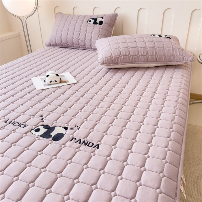 91家纺网 家纺一手货源 找家纺 2025新款A类大豆夹棉刺绣床笠系列-趴趴熊猫 趴趴熊猫-烟紫