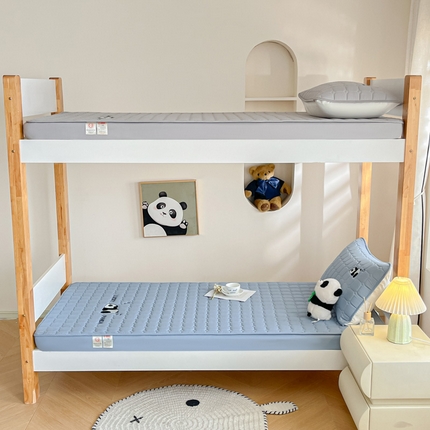 91家纺网 家纺一手货源 找家纺 （总）鑫钰 2025新款A类大豆夹棉刺绣床笠系列-趴趴熊猫